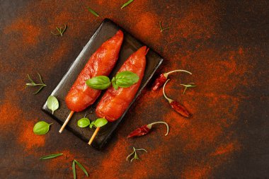 Taze salamura edilmiş tavuk şişleri, taze otlu fileto, siyah bir arka plan. Tavuk fileto, iç şiş. Perakende için yiyecek. Ogranik yiyecek, sağlıklı beslenme..