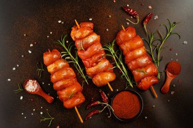 Tavuk şişleri. Taze marine edilmiş derisiz tavuk bacağı. Siyah otlu et şişleri. Tasarımcılar için tedarik..