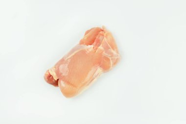 Çiğ derisi yüzülmemiş tavuk bacağı ve beyaz bir arka planda but eti. Kopya alanı. Perakende için yiyecek..