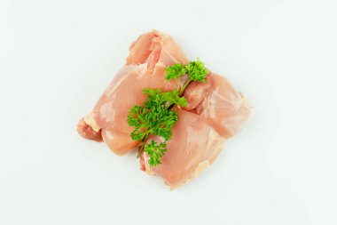 Çiğ, derisiz, taze otlu tavuk budu eti. Beyaz arka planda. Kopya alanı. Perakende için yiyecek..