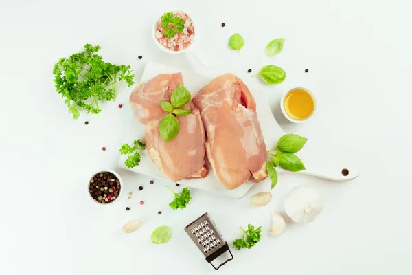 生の新鮮な皮のない鶏もも肉白の背景に新鮮なハーブと コピースペース 小売のための食品 有機食品 健康的な食事 フードコンセプト — ストック写真
