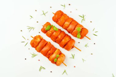 Taze terbiye edilmiş tavuk budu, beyaz bir arka planda derisi olmayan et şişleri. Terbiye edilmiş taze taze taze et. Tasarımcılar için tavuk eti yakın..