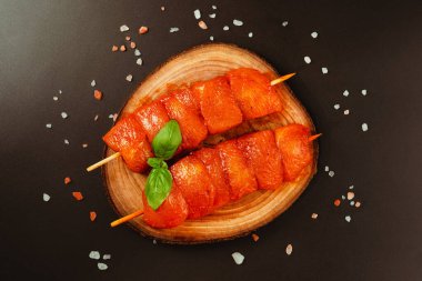 Ham salamura edilmiş tavuk fileto şişleri. Terbiye edilmiş taze et. Kapalı tavuk eti. Tasarımcılar için tedarik..