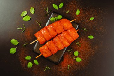 Tavuklu eti kapat. Tasarımcılar için tedarik. Yemek konsepti. Tavuk göğsü filetoları. Siyah arka planda taze otlarla marine edilmiş taze tavuk filetosu..