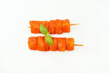 Tavuk fileto şiş. Yemek konsepti. Harika görünüyor. Beyaz arka planda marine edilmiş tavuk filetosu. Terbiye edilmiş taze taze et..