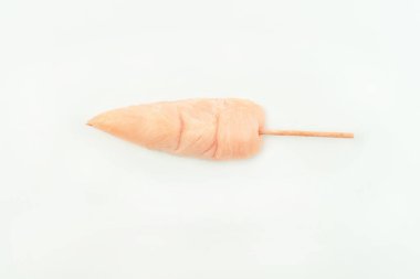 Tavuk şişi. Yemek konsepti. Beyaz arka planda bir süpermarket için çiğ tavuk eti filetosu. Sağlıklı yemek..