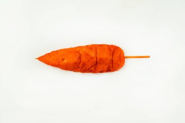 Taze terbiye edilmiş tavuk şişleri. Beyaz arka planda fileto. Kopya alanı. Tavuk etinin kapağı. Tavuk göğsü içi fileto..