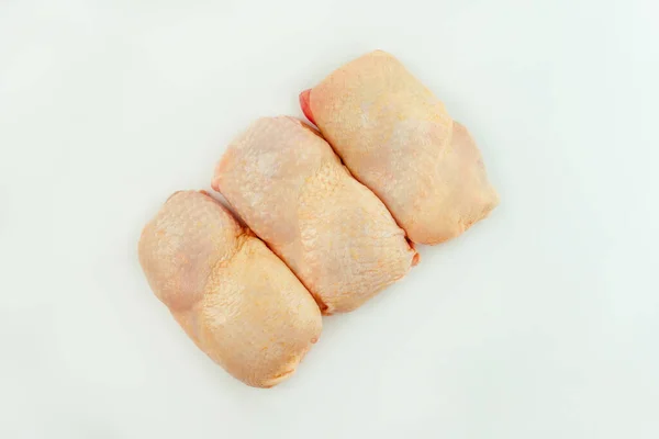 Surowe Świeże Mięso Nogi Kurczaka Skórą Białym Tle Żywność Dla — Zdjęcie stockowe