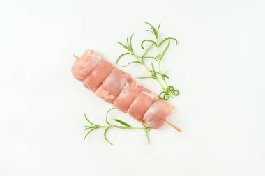 Tavuk şişleri. Perakende için yiyecek. Deri giymeyen çiğ tavuk budu etleri. Beyaz bir arka planda süpermarket için..