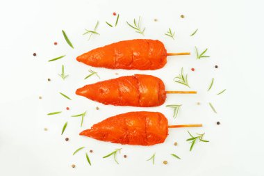 Taze terbiye edilmiş tavuk şişleri. Beyaz arka planda fileto. Kopya alanı. Tavuk etinin kapağı. Tavuk göğsü içi fileto..