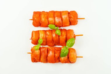 Tavuk şişleri. Taze terbiye edilmiş tavuk budu. Arka planda derisi olmayan et şişleri. Terbiye edilmiş taze taze tavuk eti..