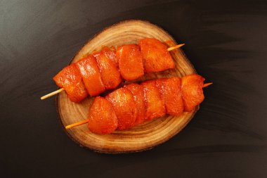 Ham salamura edilmiş tavuk fileto şişleri. Terbiye edilmiş taze et. Kapalı tavuk eti. Tasarımcılar için tedarik..