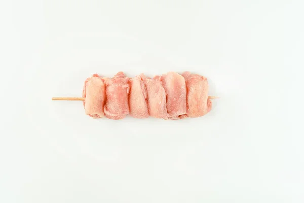小売のための食品 白い背景にスーパーマーケットのための皮膚のない生の鶏の足肉から串 チキン肉 デザイナーのための調達 — ストック写真