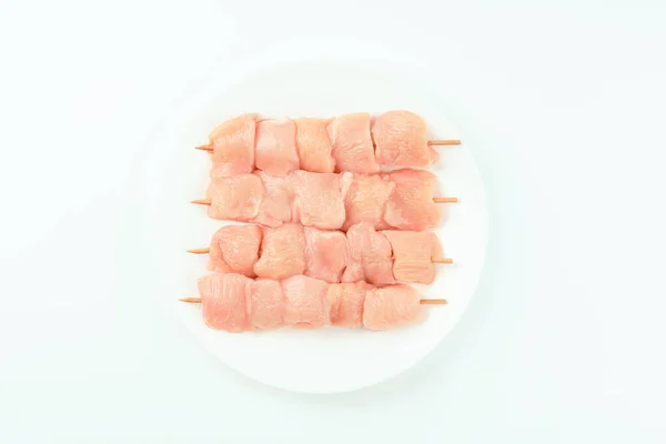 生の鶏串胸フィレ 有機食品 健康的な食事 白い背景にスーパーマーケットのための白いプレート上の生の鶏の肉フィレから串 小売のための食品 フードコンセプト トップ表示 — ストック写真