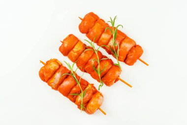 Tavuk şişleri. Taze terbiye edilmiş tavuk budu. Arka planda derisi olmayan et şişleri. Terbiye edilmiş taze taze tavuk eti..