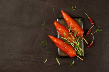 Taze salamura edilmiş tavuk şişleri, taze otlu fileto, siyah bir arka plan. Tavuk fileto, iç şiş. Perakende için yiyecek. Ogranik yiyecek, sağlıklı beslenme..