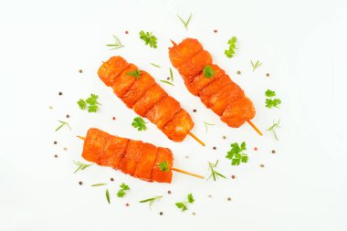 Taze salamura edilmiş fileto filetolar ve taze otlar. Terbiye edilmiş taze taze taze et. Tasarımcılar için kapanış..