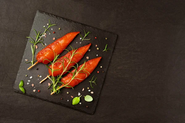 Tavuk fileto şiş. Yemek konsepti. Taze terbiye edilmiş tavuk eti şişleri. Siyah bir arka planda taze otlarla birlikte fileto..