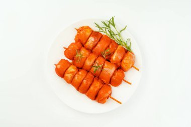 Taze terbiye edilmiş tavuk budu, beyaz bir arka planda derisi olmayan et şişleri. Terbiye edilmiş taze taze taze et. Tasarımcılar için tavuk eti yakın..