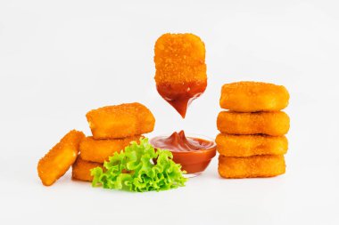 Fast Food.Levitation, kızarmış tavuk nugget, beyaz arka planda taze bitkilerle yarı bitmiş ürün. Evde çabuk pişiyor. Boşluğu kopyala.