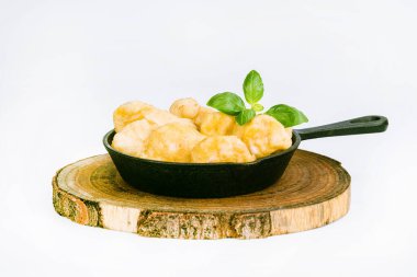 Tavuk filetosu. Fast food. Beyaz arka planda ızgara tavuk filetosu, çiğ tavuk eti. Hızlı pişirme. Kızarmış tavuk nugget. Evde ev yemeği..