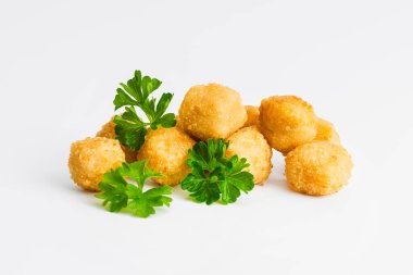 Tavuk filetosu. Fast food. Beyaz arka planda ızgara tavuk filetosu, çiğ tavuk eti. Hızlı pişirme. Kızarmış tavuk nugget. Evde ev yemeği..