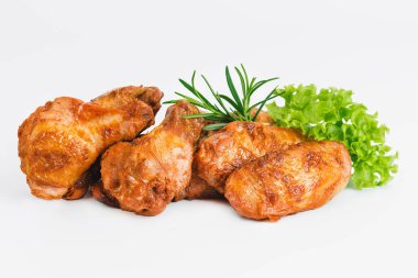 Yarısı pişene kadar kızarmış tavuk kanadı. Beyaz arka planda taze otlarla birlikte yarı pişmiş ürün. Fast food. Hızlı pişirme. Evde hızlı pişirme. Mekanı kopyala. Hızlı ev yapımı yemek. Çiğ tavuk eti..