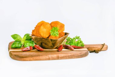 Köfteli tavuk filetosu, tavuklu çiğ et. Hızlı pişirme. Beyaz arka planda salatalı tavuk budu fileto, evde yemek. Ev yapımı fast food. Tavuklu şnitzel..