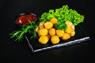 Çiğ tavuk eti. Fast food. Fast food. Salatalı tavuk nugget. Semifinished Breaded Chicken nugget. Evde çabuk pişir..