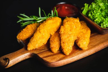 Evde hızlı yemek. Çiğ tavuk eti. Fast food. Salatalı tavuk nugget. Yarı pişmiş tavuk filetosu..
