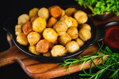 Fast-made yemek. Tavuk ekmekli şnitzel. Beyaz arka planda salatalı çeşitli tavuk filetosu, evde yemek. Yumurtalı tavuk filetosu, çiğ tavuk eti. Hızlı pişirme..