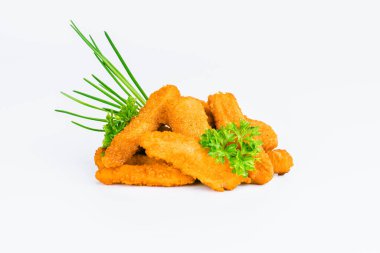 Tavuk filetosu. Fast food. Beyaz arka planda ızgara tavuk filetosu, çiğ tavuk eti. Hızlı pişirme. Kızarmış tavuk nugget. Evde ev yemeği..