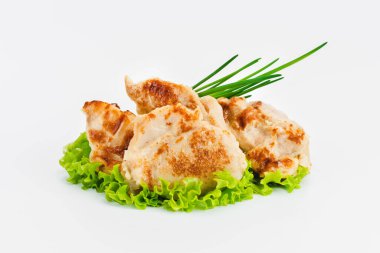 Tavuklu fileto, yarı pişmiş, yarı pişmiş ve beyaz arka planda taze bitkilerle birlikte. Fast food. Fast food. Fast food. Evde çabuk pişiyor. Boşluğu kopyala.