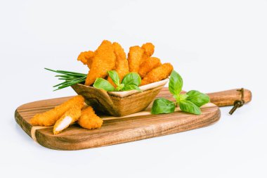Tavuk filetosu. Fast food. Beyaz arka planda ızgara tavuk filetosu, çiğ tavuk eti. Hızlı pişirme. Kızarmış tavuk nugget. Evde ev yemeği..