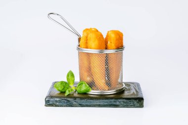 Tavuk filetosu. Fast food. Beyaz arka planda ızgara tavuk filetosu, çiğ tavuk eti. Hızlı pişirme. Kızarmış tavuk nugget. Evde ev yemeği..