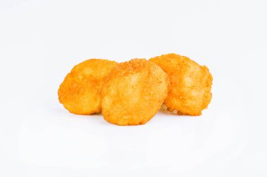 Beyaz arka planda ızgara tavuk filetosu, çiğ tavuk eti. Tavuk ızgara fileto. Fast food. Hızlı pişirme. Kızarmış tavuk nugget. Evde ev yemeği..