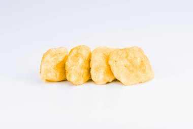 Tavuk filetosu. Fast food. Beyaz arka planda ızgara tavuk filetosu, çiğ tavuk eti. Hızlı pişirme. Kızarmış tavuk nugget. Evde ev yemeği..