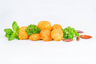 Tavuk filetosu. Fast food. Beyaz arka planda ızgara tavuk filetosu, çiğ tavuk eti. Hızlı pişirme. Kızarmış tavuk nugget. Evde ev yemeği..