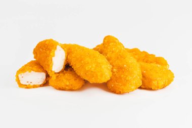 Tavuk filetosu. Fast food. Beyaz arka planda ızgara tavuk filetosu, çiğ tavuk eti. Hızlı pişirme. Kızarmış tavuk nugget. Evde ev yemeği..