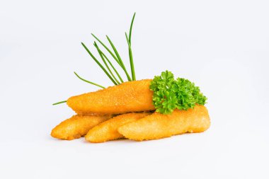 Beyaz arka planda ızgara tavuk filetosu, çiğ tavuk eti. Tavuk ızgara fileto. Fast food. Hızlı pişirme. Kızarmış tavuk nugget. Evde ev yemeği..