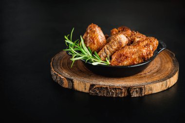 Yarı pişmiş, yarı bitmiş tavuk kanadı. Arka planda yarı bitmiş tavuk kanadı. Yarısı bitmiş. Evde hızlı yemek. Fast food. Yarı pişmiş tavuk kanadı.
