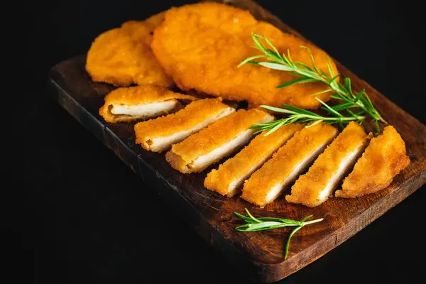 Tavuk ızgara fileto, tavuk şnitzel Fast Food.Fast Fast Food.Fast Fast Food.Fast Food.Fast Food. Tavuk ekmekli şnitzel. Yukarıdan görünüyor.Yarısı bitmiş..