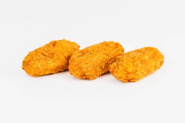 Yarı bitmiş ürün, kızarmış kanatlar. Beyaz arka planda salatalı kızarmış tavuk kanadı, evde yemek. Fast-made ev yapımı tavuk eti. Hızlı pişirme..