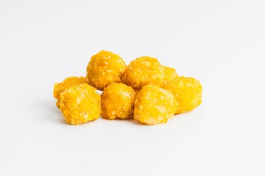 Köfteli tavuk filetosu, tavuklu çiğ et. Hızlı pişirme. Beyaz arka planda salatalı tavuk budu fileto, evde yemek. Ev yapımı fast food. Tavuklu şnitzel..