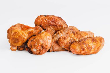 Yarısı pişene kadar kızarmış tavuk kanadı. Beyaz arka planda taze otlarla birlikte yarı pişmiş ürün. Fast food. Hızlı pişirme. Evde hızlı pişirme. Mekanı kopyala. Hızlı ev yapımı yemek. Çiğ tavuk eti..