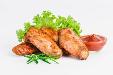 Yarısı pişene kadar kızarmış tavuk kanadı. Beyaz arka planda taze otlarla birlikte yarı pişmiş ürün. Fast food. Hızlı pişirme. Evde hızlı pişirme. Mekanı kopyala. Hızlı ev yapımı yemek. Çiğ tavuk eti..