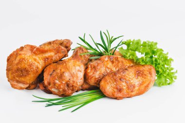 Yarısı pişene kadar kızarmış tavuk kanadı. Beyaz arka planda taze otlarla birlikte yarı pişmiş ürün. Fast food. Hızlı pişirme. Evde hızlı pişirme. Mekanı kopyala. Hızlı ev yapımı yemek. Çiğ tavuk eti..
