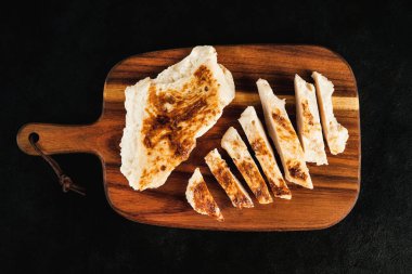 Yarı pişmiş, yarı pişmiş tavuk filetosu. Evde çabuk pişiyor. Hafif kızarmış, koyu bir arka planda. Yarı pişmiş..