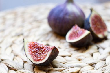 Taze incirlerin sarı kenarlı bir tabakta uzanıp parçalara ayrıldığı bir hayat.