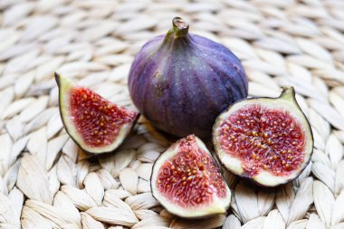 Taze incirlerin sarı kenarlı bir tabakta uzanıp parçalara ayrıldığı bir hayat.